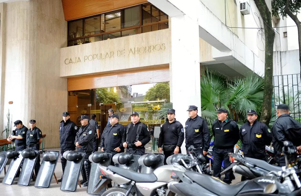 EN GUARDIA. Ayer, la CPA amaneció custodiada por la Policía. LA GACETA / FOTO DE HECTOR PERALTA
