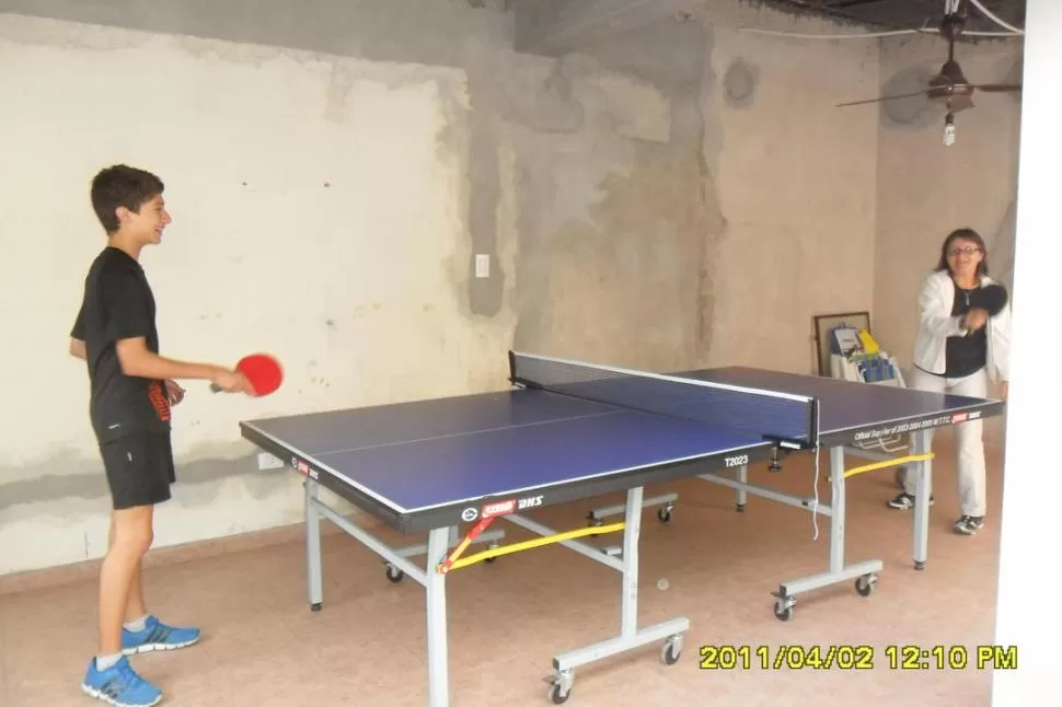 LO DESAFIÓ. La cronista LG Deportiva se sacó el gustito y peloteó con Santi. 