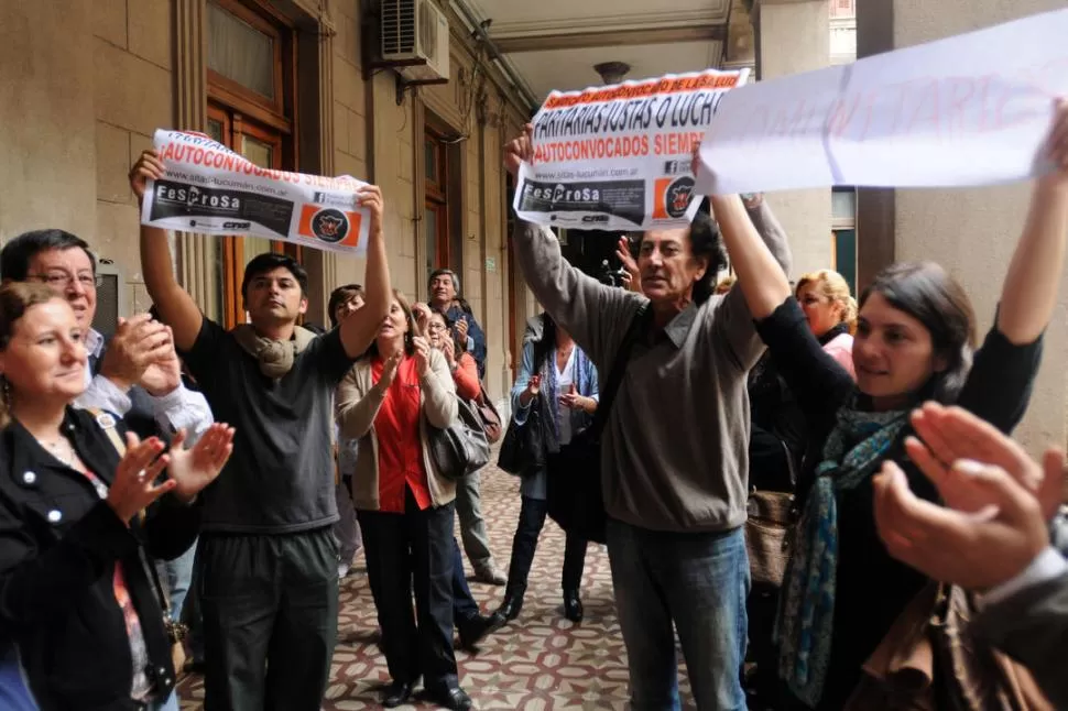 ESPERA. Integrantes del Sitas colmaron los pasillos con carteles y cánticos mientras se desarrollaba la reunión. LA GACETA / FOTO DE INéS QUINTEROS ORIO