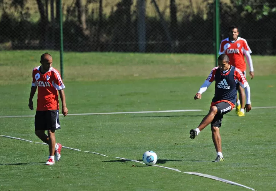 PREPARADO. Luna, que remata en la práctica, quiere jugar el domingo. 