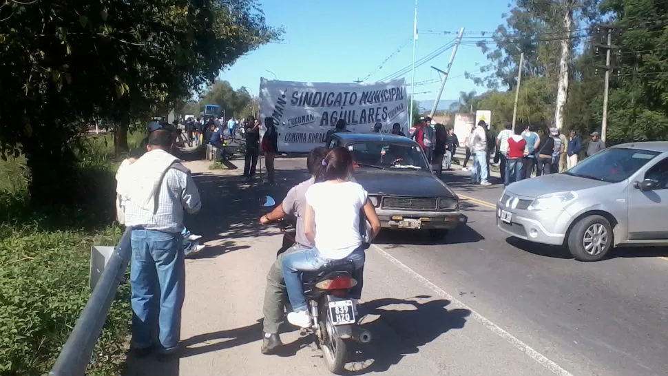 PROTESTA. La Federación de Sindicatos Municipales del Interior cortó hoy la ruta 38, a la altura del arroyo Barrientos, en Aguilares. LA GACETA / FOTO RODOLFO CASEN