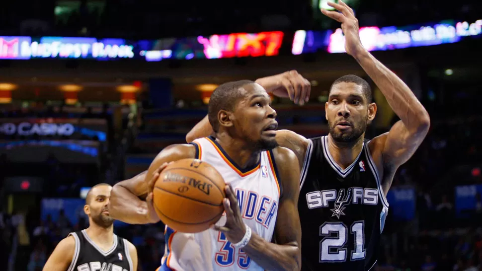 IMPARABLE. Kevin Durant ataca el aro ante la marca de Tim Duncan y la mirada de Tony Parker. REUTERS