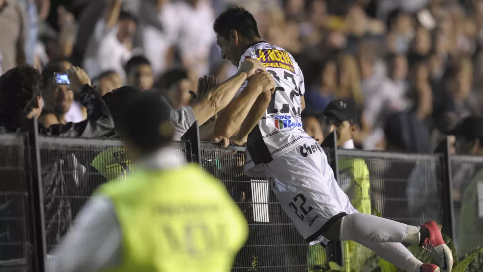 A LA TRIBUNA. Sarmiento fue directo a festejar con los hinchas. TELAM.