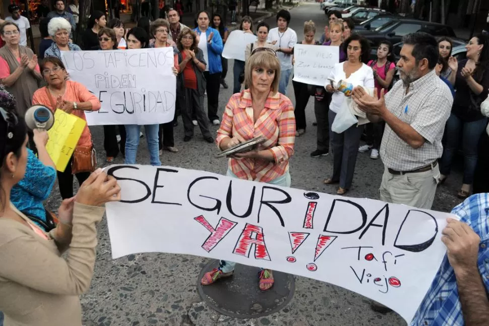 REACCIONES. Con aplausos, el ruido de cacerolas y un megáfono, los manifestantes hicieron oír sus quejas en las calles de La ciudad del Limón. LA GACETA / FOTO DE DIEGO ARAOZ