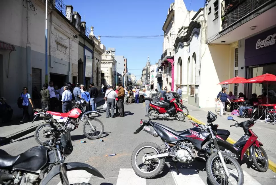 PROTESTA POLICIAL. Efectivos cortaron ayer Maipú al 400; reclaman que el Gobierno les liquidó mal el sueldo. LA GACETA / FOTO DE JORGE OLMOS SGROSSO