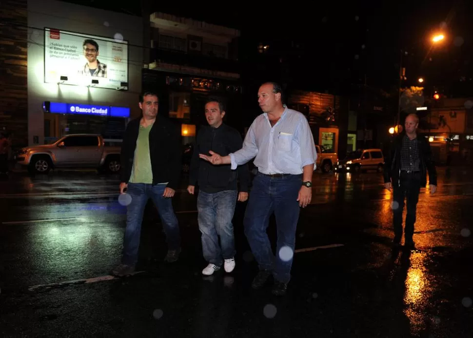 RECORRIDA. Berni, secretario de Seguridad, explica a Larroque la situación. TELAM