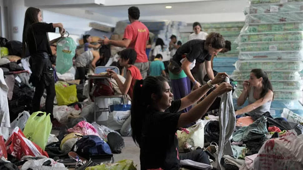 TODOS SOMOS HERMANOS. Las muestras de apoyo y solidaridad a las víctimas del temporal en Buenos Aires y La Plata son incesantes. TELAM