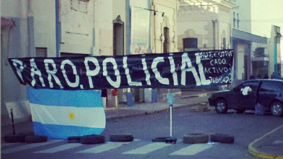 FIRMES. El corte se mantiene en calle Maipú. LA GACETA/ FOTO DE GRACIELA COLOMBRES GARMENDIA.