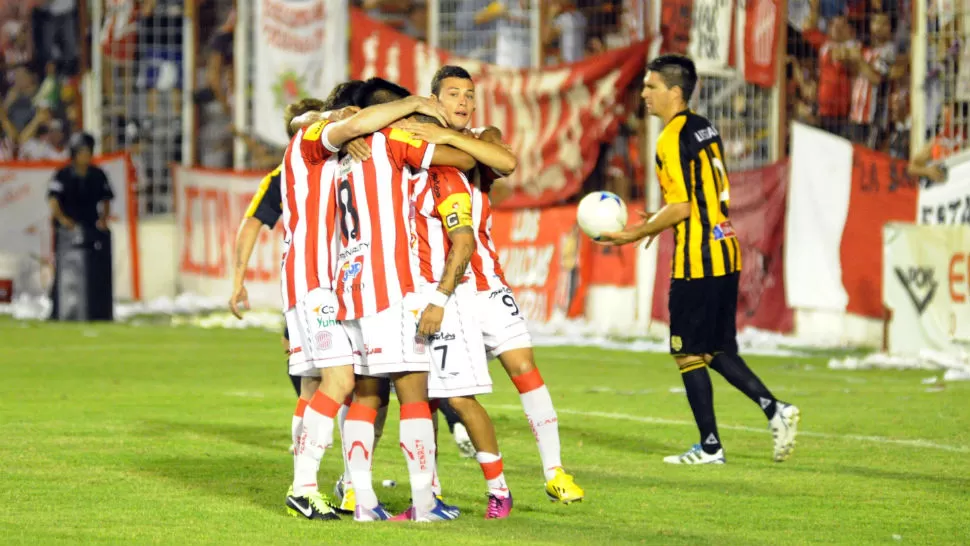 ABRAZO. Los jugadores festejan el gol del Ratón. LA GACETA / FOTO DE HECTOR PERALTA