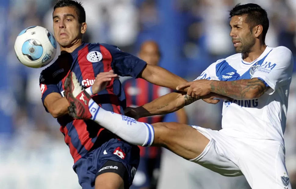 MANO A MANO. Ambos equipos protagonizaron un discreto partido. TELAM