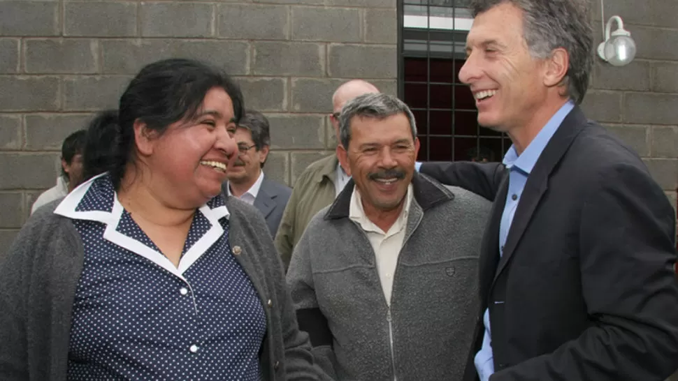 AYUDA TRAS EL TEMPORAL. Margarita Barrientos dirige un comedor comunitario, y anoche recibió la visita de Mauricio Macri. FOTO TOMADA DE LAPOLITICAONLINE.COM.AR