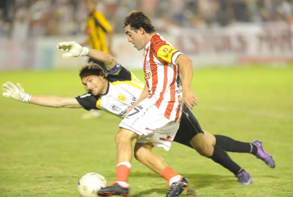 SIEMPRE COMPLICA. Con su velocidad, Facundo Ermini complicó a la defensa rival; y en una contra casi marca el 2-0. LA GACETA / FOTO DE HÉCTOR PERALTA