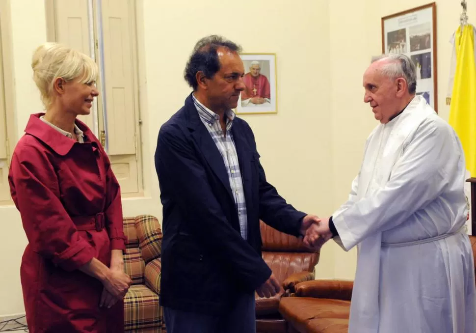 APOYO. El Papa llamó a Scioli para conocer los daños del temporal. En la foto, juntos cuando Bergoglio era obispo. 