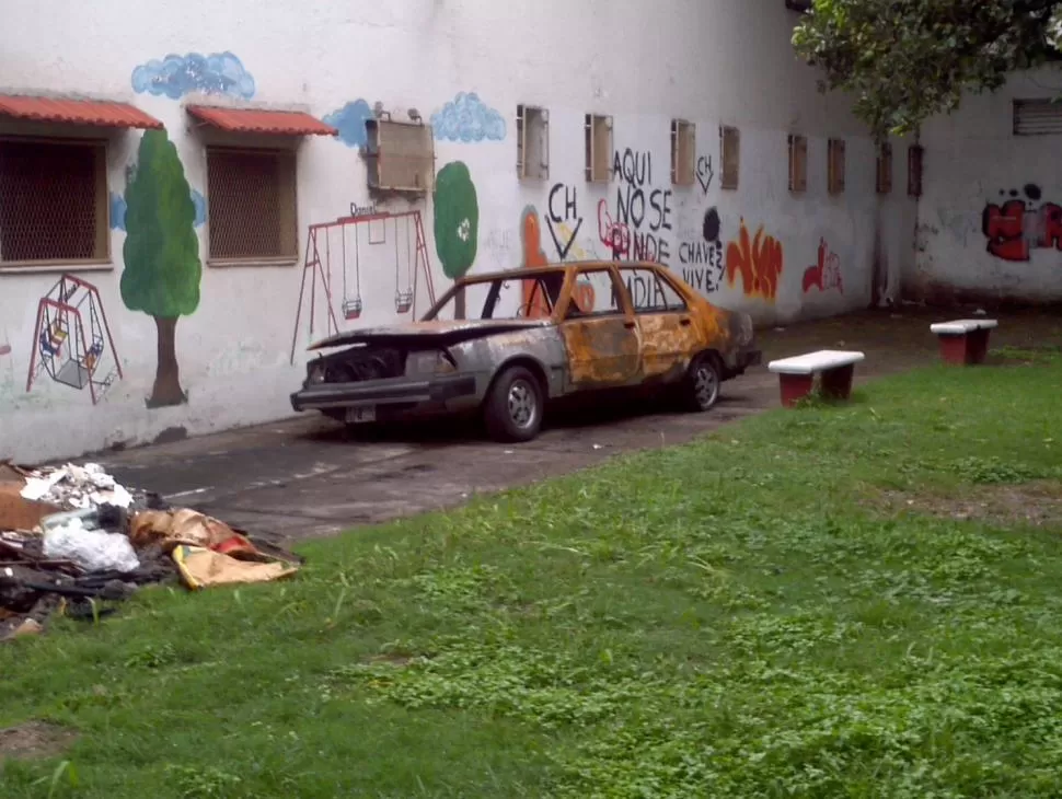 Basura en la plaza Miguel Lillo