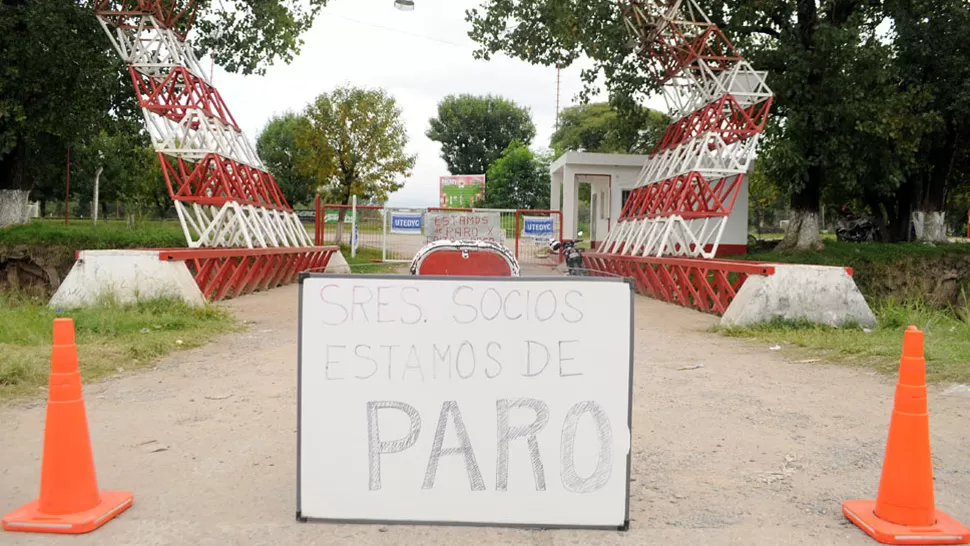 NO PASA NADIE. Los empleados se cansaron de esperar y ahora reclaman. LA GACETA / DIEGO ARAOZ