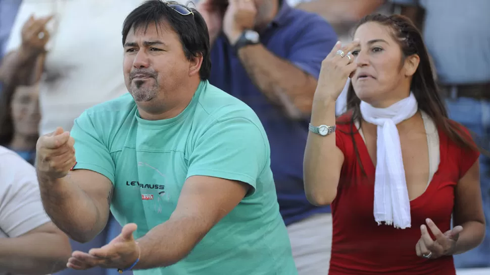 INDIGNADOS. Los hinchas del lobo despidieron así a los jugadores de la T. FOTO TOMADA DE MUNDOD.COM.AR