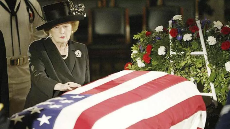 DESPEDIDA. Thatcher despide a Reagan, en 2004. REUTERS