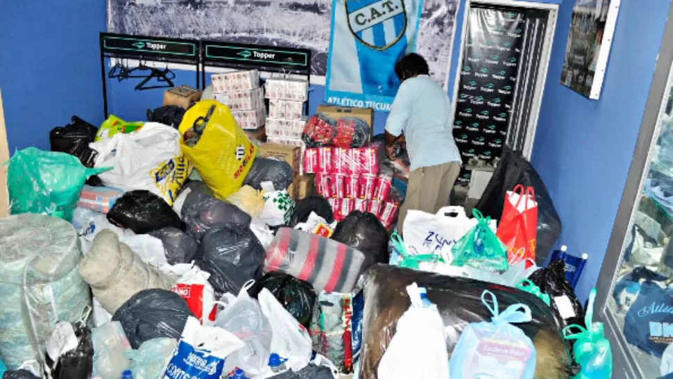 ATLETICO. Los hinchas llevaron donaciones al estadio. FOTO GENTILEZA NICOLAS TUERO