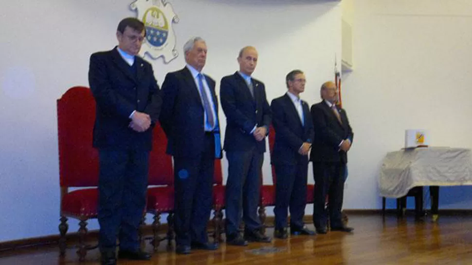 DISTINCIÓN. El escritor peruano fue galardonado con un doctorado Honoris Causa que le entregó la Universidad Católica de Córdoba. FOTO TOMADA DE LAVOZ.COM.AR