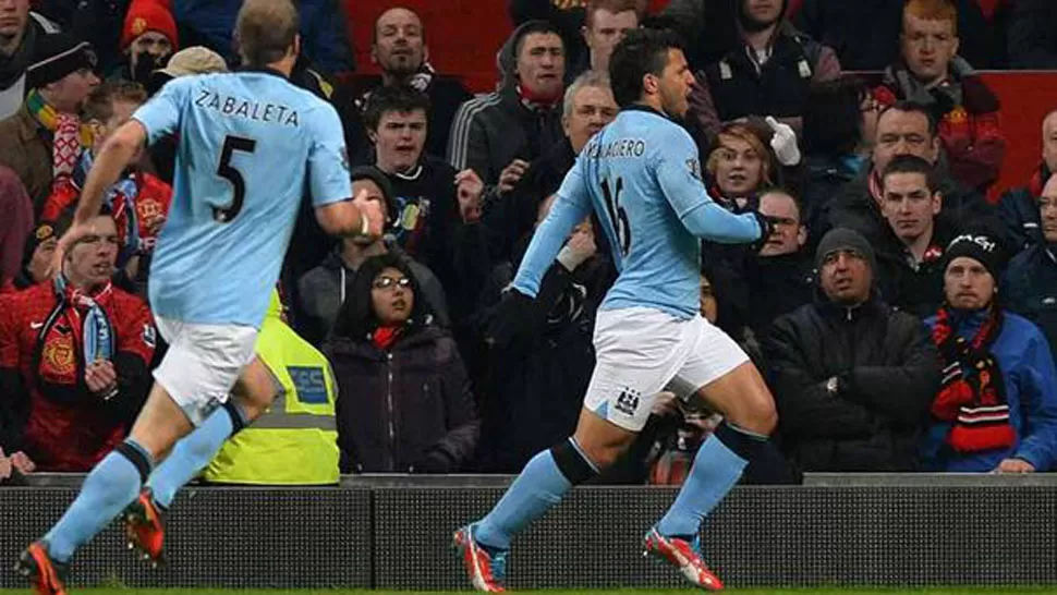 FESTEJO. El argentino Pablo Zavaleta corre a abrazar al Kun  Agúero tras el gol. FOTO TOMADA DE CANCHALLENA.LANCION.COM.AR