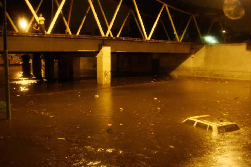 INUNDABLE. Cuando llueve, la zona de Casal se convierte en un dique. GENTILEZA RAFAEL NAVARRO (ARCHIVO)