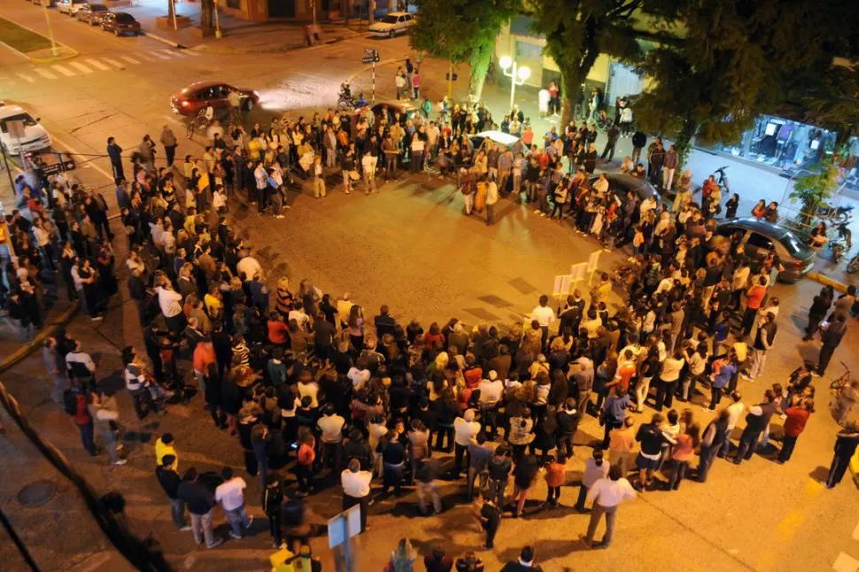 EN RONDA. La concentración de los vecinos de Tafí Viejo comenzó en la esquina de San Martín y avenida Alem y desde allí fueron a la comisaría. LA GACETA / FOTOS DE DIEGO ARAOZ 