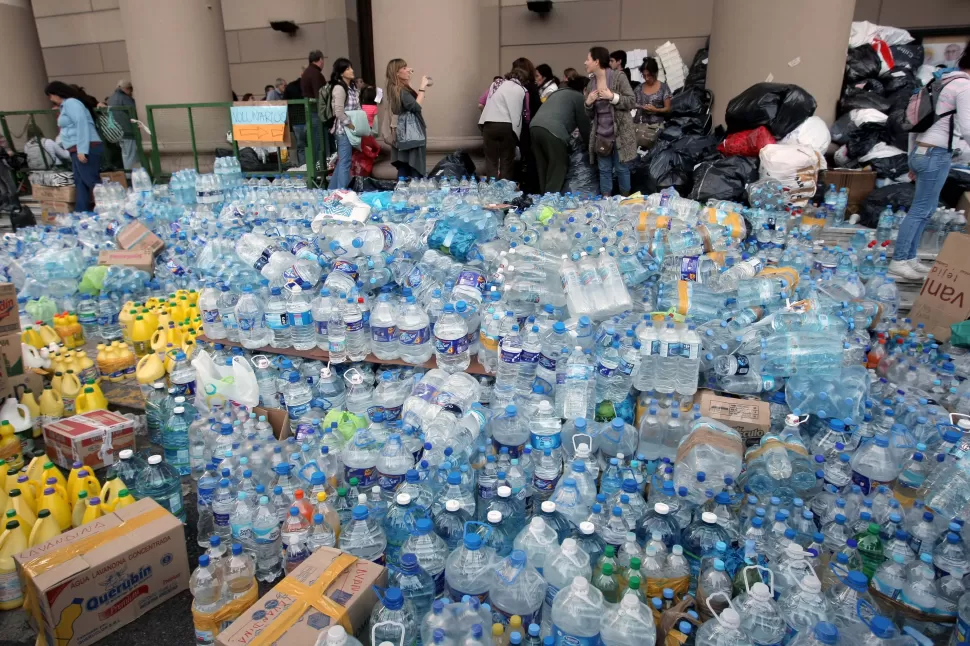 SOLIDARIDAD. Una enorme cantidad de donaciones llegó a la Catedral Metropolitana, para los inundados de La Plata. DYN