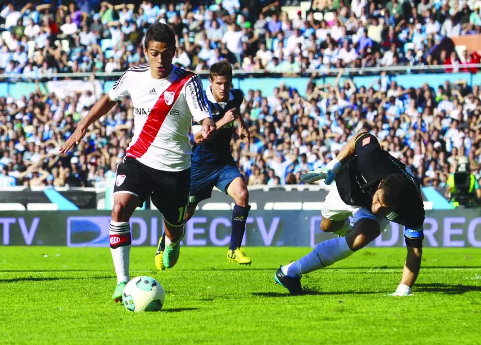 EL PIBE 10. Lanzini armó juego y facturó al final para darle alegría a todo River. DYN