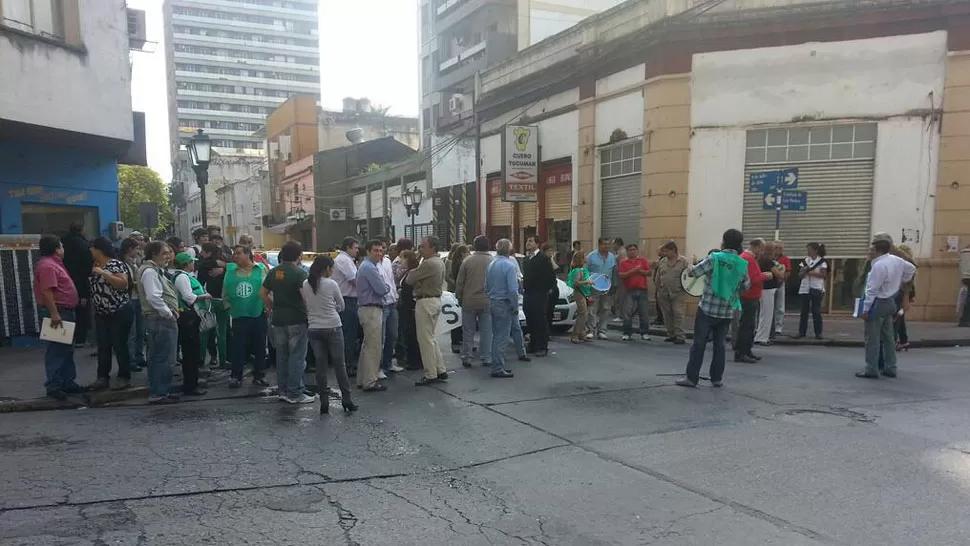 MALESTAR EN LAS CALLES. El conflicto con los estatales estalló hace ya tres semanas. FOTO TOMADA DE TWITTER / @PACHA_KAMAQ