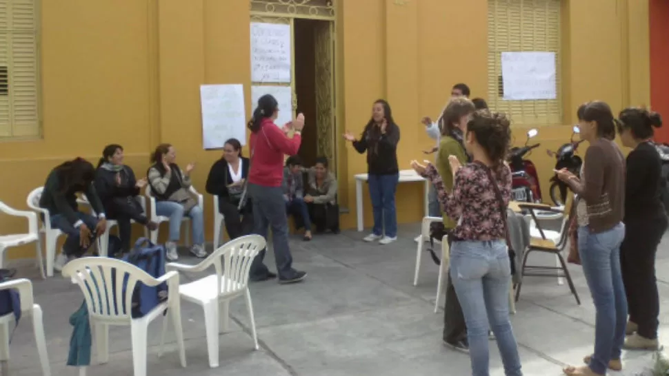 PROTESTA. Los alumnos defienden su carrera y derecho a un cursado en igual condiciones. FOTO TWITTER/FLOPYLARREA