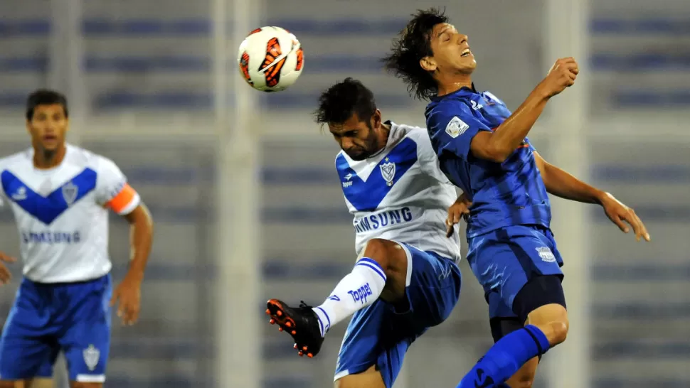 CABEZA A CABEZA. Vélez y Emelec empatan en Liniers. Ya juegan el segundo tiempo. DYN