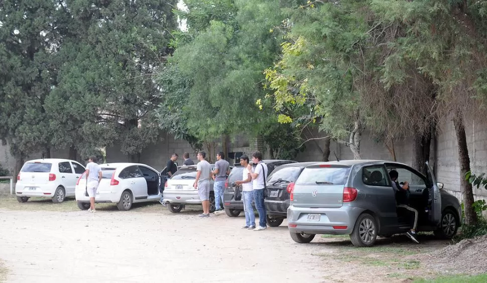 ¿Y AHORA QUÉ?. Los jugadores se retiran del predio de Lawn Tenis luego de que decidieran no entrenarse (izquierda). Las puertas del Natalio Mirkin continuarán cerradas hasta nuevo aviso (derecha). 