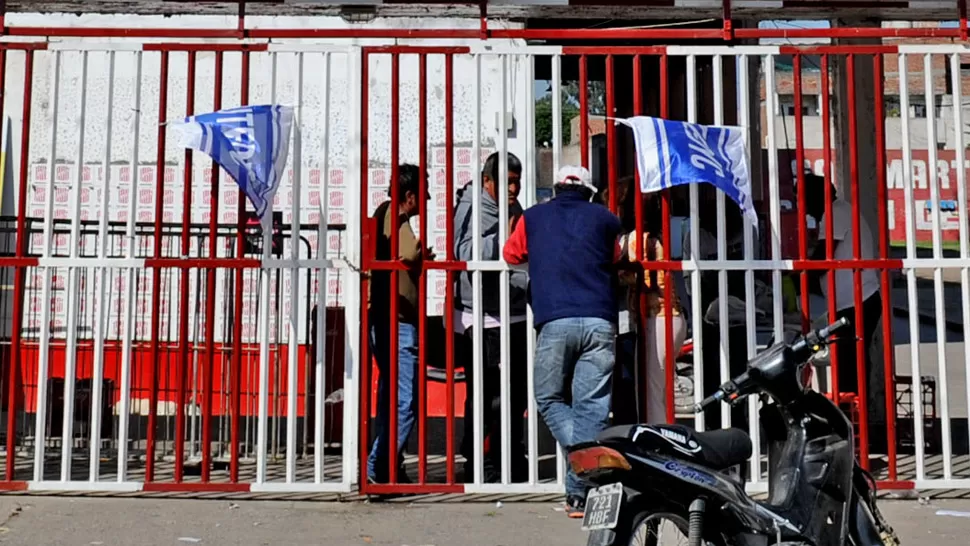 REVISION. Empleados de la AFIP inspeccionan documentación en el estadio santo. LA GACETA / FRANCO VERA