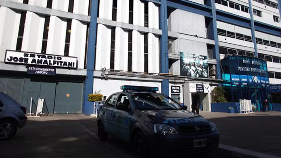 INDICIOS. El cuerpo hallado en el estadio de Vélez Sarsfield no presentaba heridas. FOTO TOMADA DE LANACION.COM