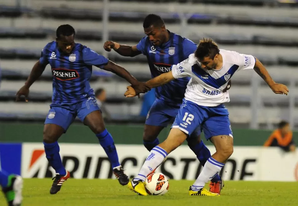 NO GRAVITO. Lucas Pratto maniobra ante la marca de un ecuatoriano. 