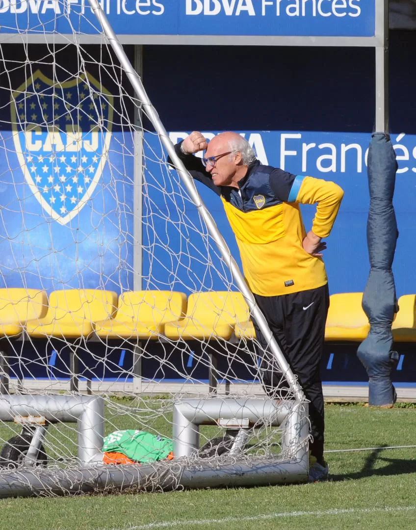 PENSANDO DETALLADAMENTE. Bianchi divisa tras un arco al posible 11 titular. 