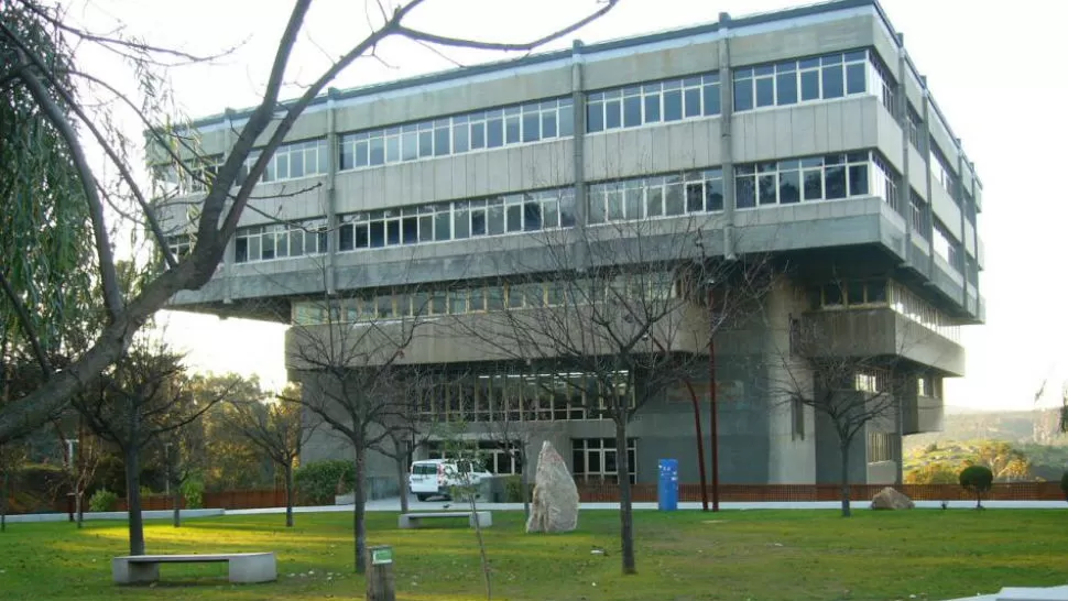 IMPONENTE. El edificio de la  La Biblioteca Nacional, mitad enterrado, mitad elevado. LA GACETA / ARCHIVO