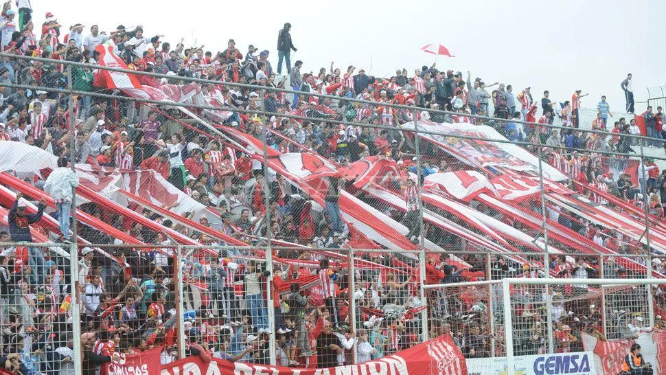 A TODOS LADOS. Los hinchas irán a La Linda para ver a su equipo. ARCHIVO LA GACETA / FOTO DE ENRIQUE GALINDEZ