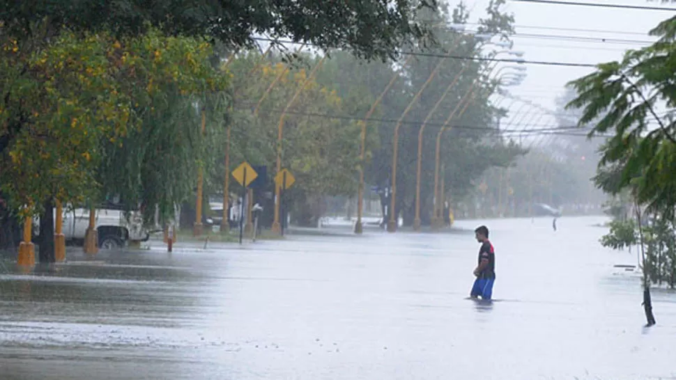 DRAMÁTICO. En Santa Fe cayeron 168 milímetros de agua en dos horas y media. TÉLAM