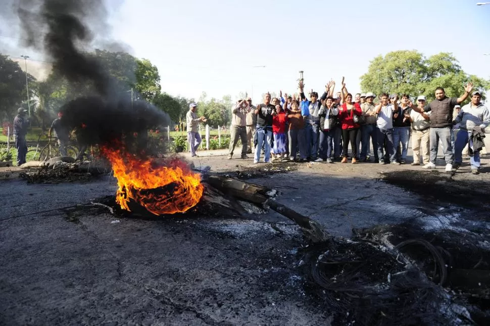 PROTESTAS. Con el acuerdo cesarían las medidas, como el corte de ruta que UPCN hizo ayer en Colombres. LA GACETA  / FOTO DE JORGE OLMOS SGROSSO