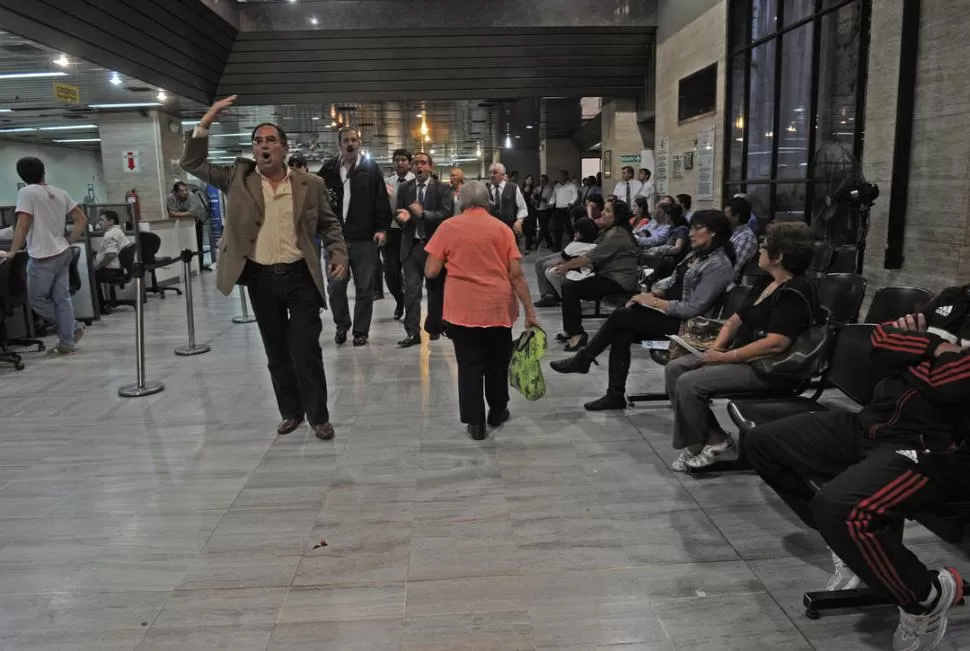 ENTRE LOS CLIENTES. Bourlé encabezó una manifestación en la Caja Popular. LA GACETA / FOTO DE FRANCO VERA