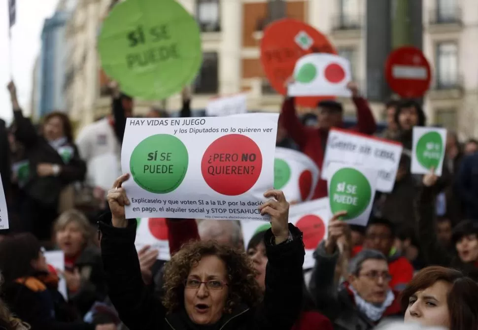 EN LA CALLE. Manifestantes reclamaron el lunes que se apruebe un proyecto de ley contra los desalojos. REUTERS