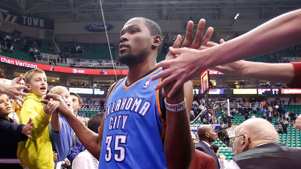 IDOLO. Durant es la estrella de la franquicia que el año pasado perdió las finales ante Miami Heat y busca revancha. REUTERS / ARCHIVO