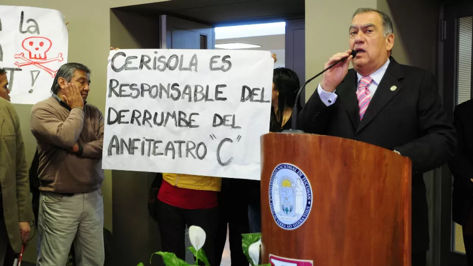 TENSO MOMENTO. Mientras Cerisola habla, una joven sostiene atrás el cartel de protesta. LA GACETA / FOTO DE ANALIA JARAMILLO