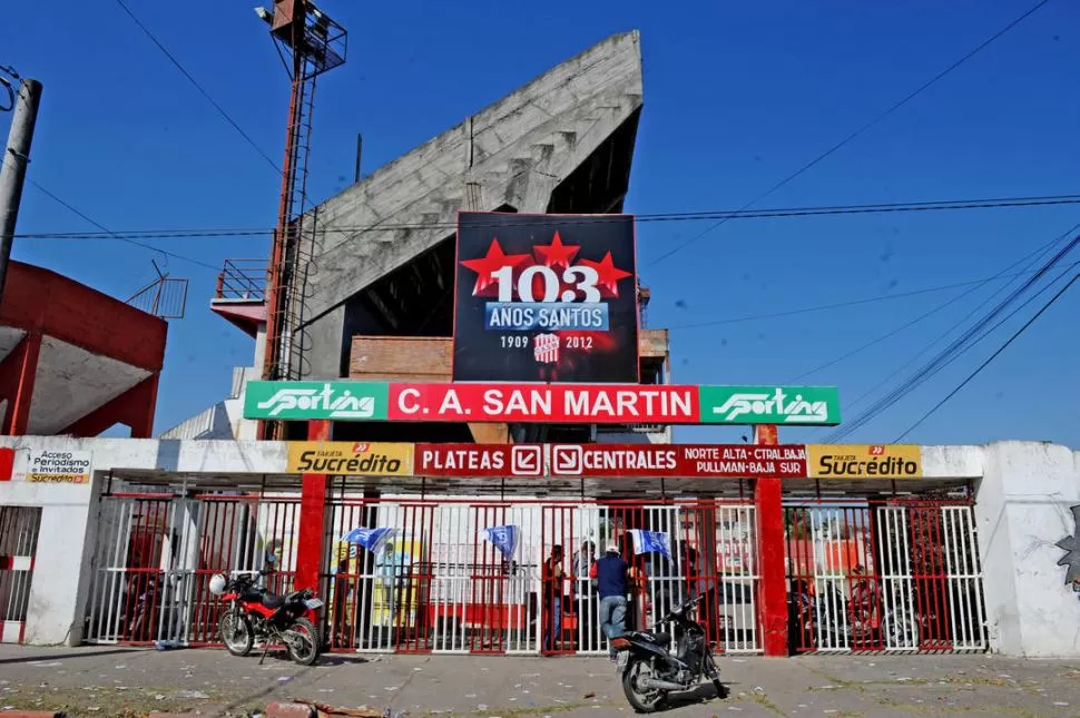 APOYO. Muchos socios pagaron ayer su cuota social para ayudar al pago de la deuda salarial con los empleados del club. 