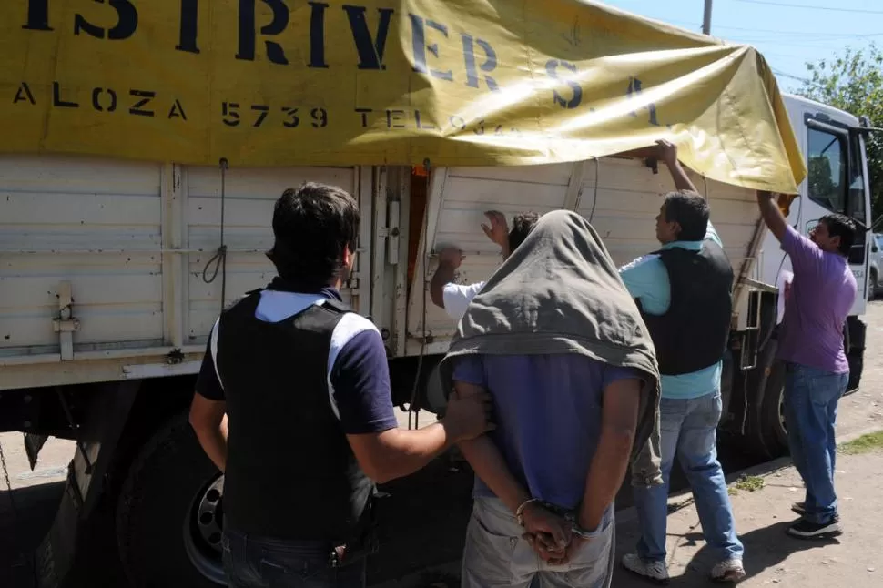 BAJO ARRESTO. Ayer, al mediodía, el camionero fue esposado y el vehículo quedó secuestrado con las cinco bolsas que habían logrado cargar. LA GACETA / FOTO DE DIEGO ARAOZ 