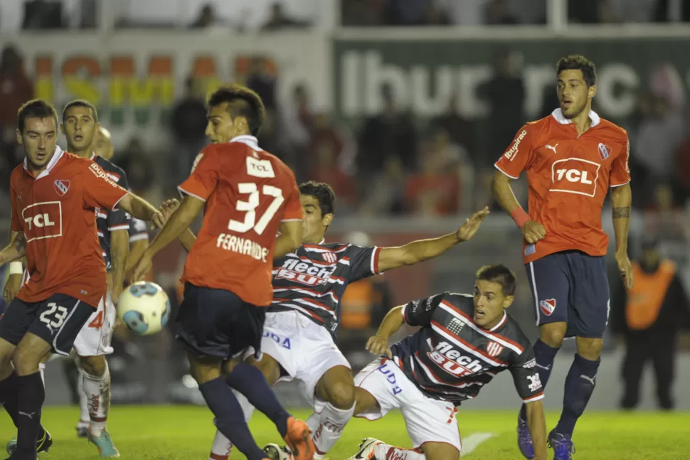 LA PELOTA DE NADIE. Ninguno de los equipos se lograron sacar diferencia. TELAM.