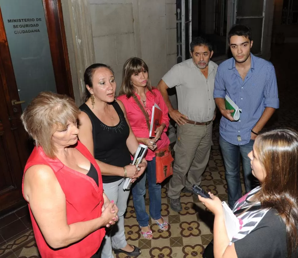 EL PASILLO DEL MINISTERIO. Un grupo de vecinos insistió en los reclamos a la salida de la Casa de Gobierno. LA GACETA / FOTO DE ENRIQUE GALINDEZ