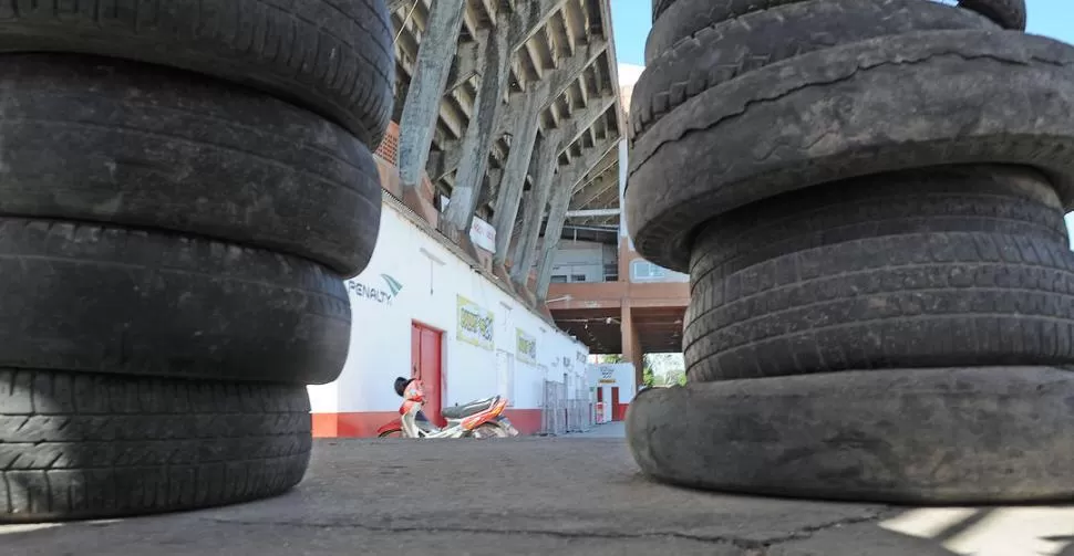 LA IMAGEN SE REPITE. Desde el domingo, el estadio y el complejo permanecen cerrados por la medida de fuerza que llevan adelante los empleados del club, en reclamo del pago de un pasivo salarial. 