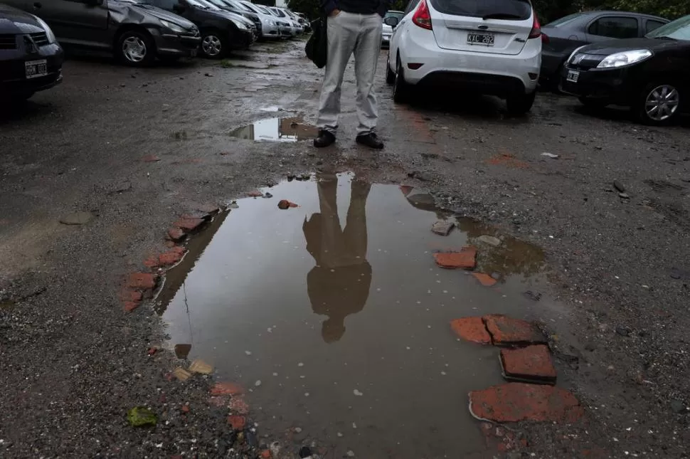 HUELLAS DEL HORROR. En el actual estacionamiento de la ex Jefatura, Soldati reconoció los restos de ladrillos del pasillo donde estaban las celdas. LA GACETA / FOTOS DE JORGE OLMOS SGROSSO